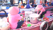 Video: Chiếc ghe màu hồng bán đồ ăn sáng hút du khách ở chợ nổi Cái Răng