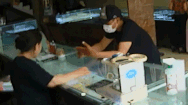 Video: Truy tìm thanh niên vào tiệm vàng, đeo thử nhẫn 5 chỉ rồi lên xe máy tẩu thoát