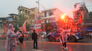 Video: Khán giả đội mưa đến sân Việt Trì 'tiếp lửa' cho U23 Việt Nam - U23 Timor Leste