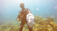 Video: Người đàn ông gần 20 năm nhặt rác dưới đáy biển Nha Trang
