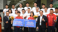Video: Hoàng Nguyên Thanh được thưởng nóng 100 triệu đồng cho chiếc HCV marathon lịch sử