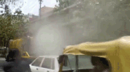 Video: Nắng nóng kỷ lục, Ấn Độ dùng xe phun nước vào người đi đường để hạ nhiệt