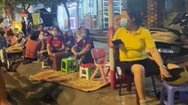 Video: Người dân mang cả ghế nhựa, chiếu, quạt mo... xếp hàng chờ lấy vé xem tuyển nữ Việt Nam đá chung kết