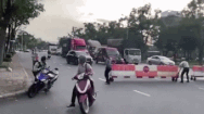 Video: Bảo vệ Phú Mỹ Hưng kéo barie chắn ngang đường để bắt cướp