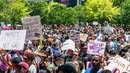 Video: Hàng trăm người biểu tình trước Hiệp hội súng ở Mỹ sau thảm án 21 người chết