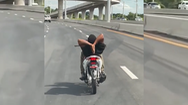 Video: Cảnh sát Thái phạt người lái mô tô buông tay, nằm ngửa trên yên xe vì muốn thể hiện bản thân