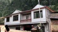 Video: Nhà 2 tầng bị nước lũ cuốn trôi, chủ nhà chỉ biết đứng nhìn và khóc