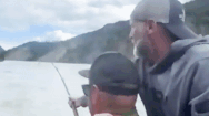 Video: Hai người đàn ông câu được con cá tầm khổng lồ 317kg và điều bất ngờ sau đó