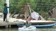 Video: Cận cảnh qua sông bằng phao tự chế của người dân vùng sông nước Cà Mau