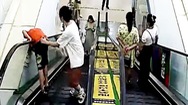Video: Một người bị kẹt đầu bên thang cuốn trung tâm thương mại ở Hà Nam