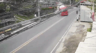 Video: Xe tải lật khi vào cua, hàng trăm thùng bia rơi xuống đường