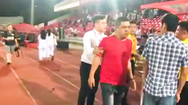 Video: Sau sự cố CĐV chạy xuống sân tấn công trọng tài, phạt CLB Hải Phòng 70 triệu