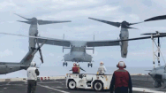 Video: Khoảnh khắc máy bay quân sự va chạm với tàu sân bay, nhiều người chạy tán loạn