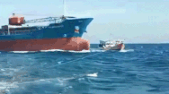 Video: Tàu cá bị tàu hàng 'khủng' đâm ngang, 15 ngư phủ nhảy xuống biển thoát thân