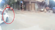 Video: Khoảnh khắc tài xế taxi đánh lái, nữ hành khách văng khỏi xe