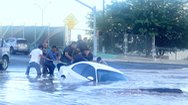 Video: Đập kính giải cứu nữ tài xế mắc kẹt trong chiếc ô tô bị rơi xuống hố sụt ngập nước