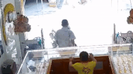 Video: Nam nhân viên nhảy qua tủ kính, khống chế người đàn ông cướp tiệm vàng