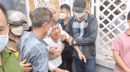Video: Người thân khóc ngất tại hiện trường tìm kiếm 3 mẹ con bị mắc kẹt trong đám cháy ở Ninh Thuận
