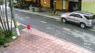 Video: Bình gas phát nổ, nhiều đồ dùng trong quán lẩu bị thổi bay ra đường