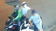 Video: Người đàn ông chạy bộ đuổi theo 2 kẻ cướp giật dây chuyền ở Bình Dương