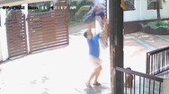 Video: Anh trai nhanh tay đỡ em ngã từ ban công xuống đất ở Ấn Độ