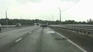 Video: Rơ-moóc tách khỏi ô tô, tông trực diện xe container đang chạy