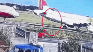 Video: Máy bay gặp sự cố, lao xuyên hàng rào sân bay và rơi xuống mương ở Anh