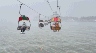Video: Du khách đi cáp treo xuyên biển trong mưa gió mịt mù ở Trung Quốc