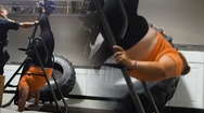 Video: Người phụ nữ kẹt trên máy tập gym, cảnh sát đến giải cứu