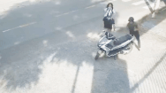 Video: Nữ sinh chặn đầu xe máy 2 người đàn ông cướp giật điện thoại trước cổng trường