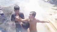 Video: Cán qua đống cát trước nhà dân, tài xế xe tải bị vây đánh