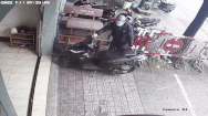 Video: Bẻ khóa trộm xe máy trước cửa hàng điện thoại đông người TP.HCM