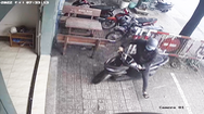 Video: Bẻ khóa trộm xe máy trước cửa hàng điện thoại đông người TP.HCM