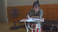 Video: Cô nữ sinh hơn chục năm tìm chữ trên đôi chân của mẹ