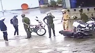 Video: Tạm đình chỉ 4 công an vụ đánh tới tấp thiếu niên chạy xe máy ở Sóc Trăng