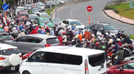 Video: Kẹt xe trong buổi sáng đầu tiên cấm đi qua cầu vượt Nguyễn Hữu Cảnh