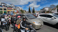 Video: Xe cộ kẹt cứng ở khu trung tâm, mệt quá... 'Đà Lạt ơi'