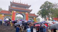 Video: 'Biển người' đội mưa dự hội Lim; Hát quan họ, vẫn vô tư nhận tiền 'lì xì' của du khách