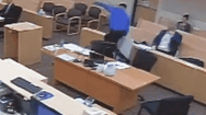 Video: Vừa được mở còng, bị cáo giết người tháo chạy khỏi phòng xử án