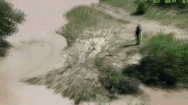 Video: Trực thăng giải cứu người đàn ông mắc kẹt giữa cồn đất do bị lũ cô lập