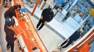 Video: Thanh niên cướp tiệm vàng bất thành, cảnh sát đang trích xuất camera để truy bắt