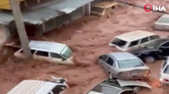 Video: Lũ quét 'bẻ gãy' con đường, cuốn trôi nhiều ô tô làm 14 người chết