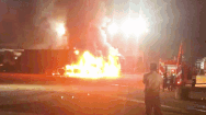 Video: Phát hiện thi thể cháy đen biến dạng sau vụ cháy 2 xe đầu kéo và xe tải