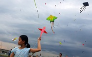Hàng trăm cánh diều bay lượn bên sông Sài Gòn