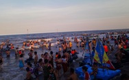 Nắng nóng, du khách đổ về các bãi biển Thanh Hóa