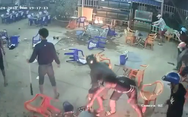 Video nhóm thanh niên mang hung khí phá tan quán nhậu
