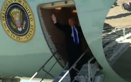 Tổng thống Donald Trump lên Air Force One để tới Việt Nam