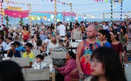 Khách đông nghìn nghịt biển An Bàng trong ngày đầu mở lễ hội biển