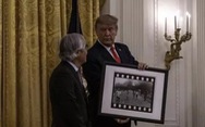 Nhiếp ảnh gia Nick Ut tiết lộ hậu trường chuyện ông Trump tặng huân chương