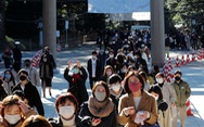 Ca nhiễm tăng kỷ lục, Nhật tính ban bố tình trạng khẩn cấp